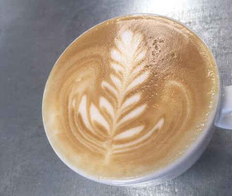 latte art en forme de feuille