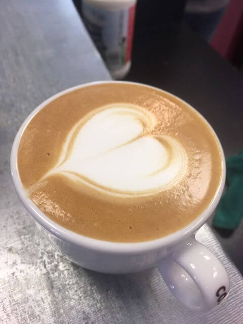 latte art en forme de coeur