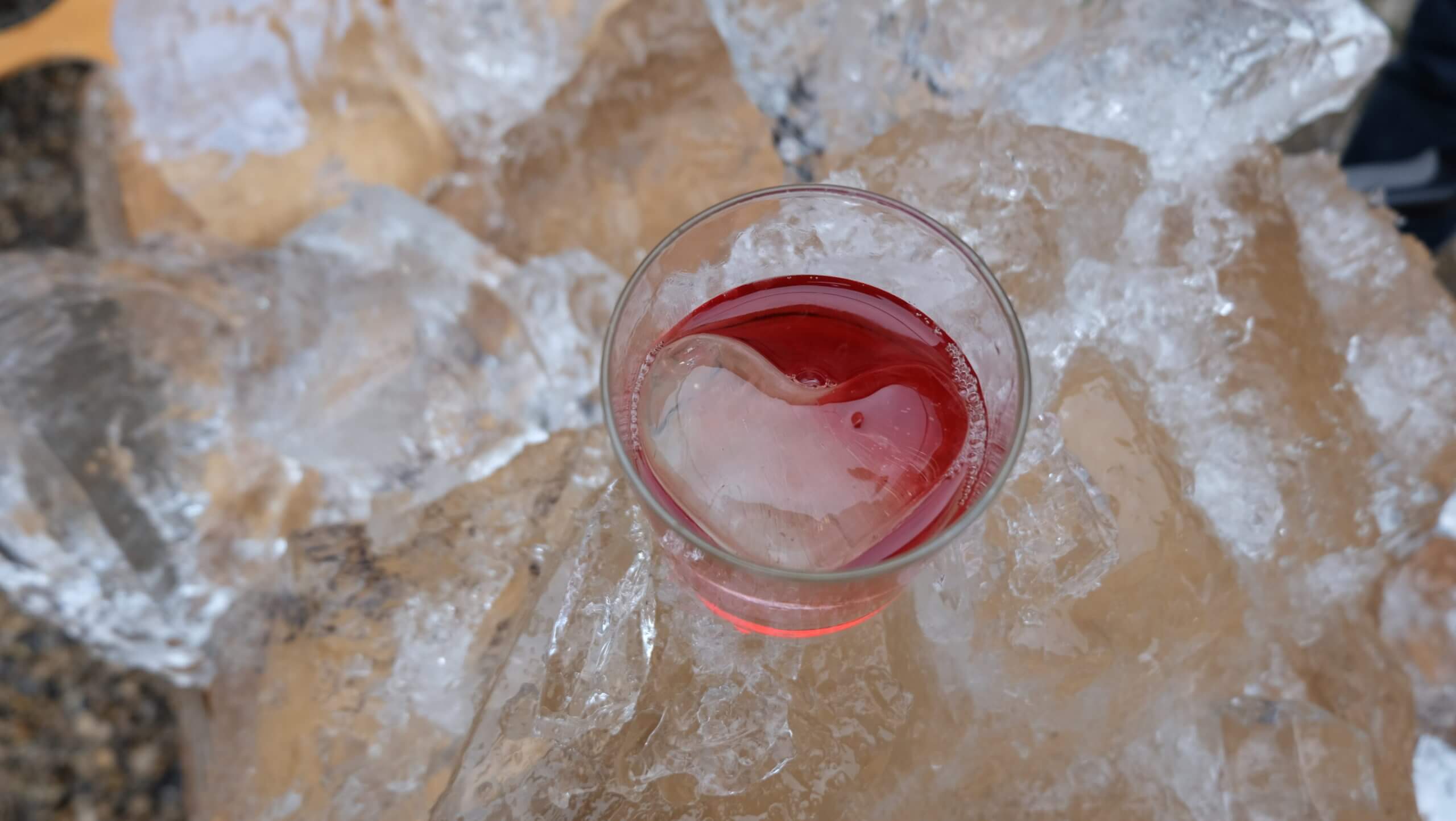 Liqueur rouge avec glaçon en forme de coeur