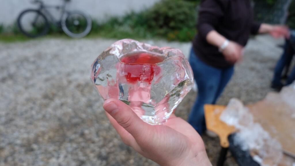 Glace contenant un liquide rouge