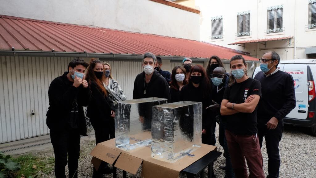 Équipe d'apprentis en atelier taille glace